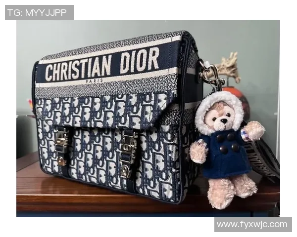 迪奥邮差包与足球明星的时尚碰撞引领潮流新风尚