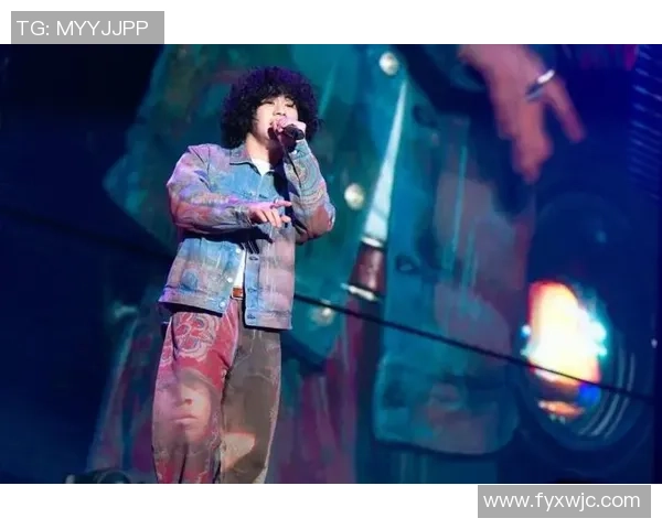 香港足球明星化身歌手献唱精彩视频引发热议与粉丝热情追捧