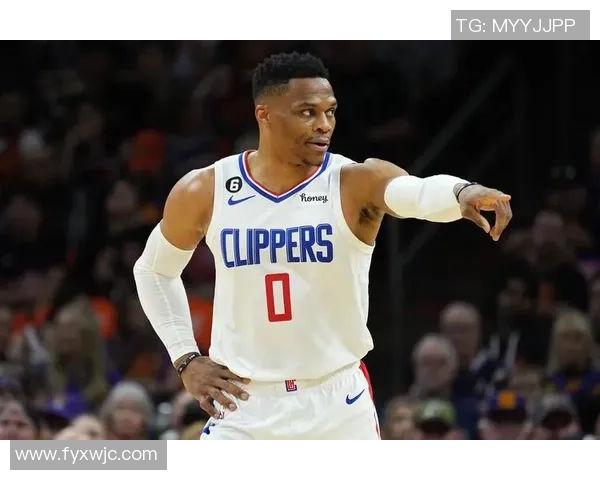 足球明星在豪华游艇上展现惊人球技引发海上热潮